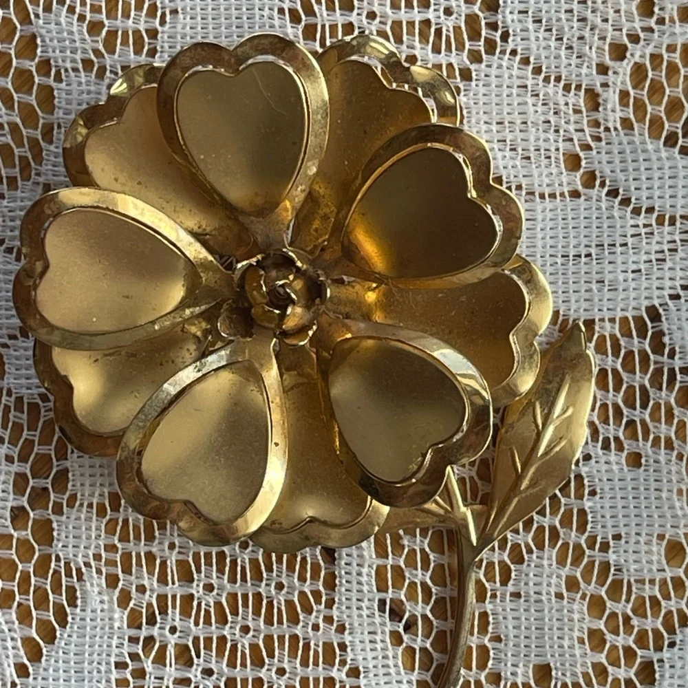 3 vintage pins, 2 flowers and a bow, gold tone/silver tone/white - Picture 3 of 9